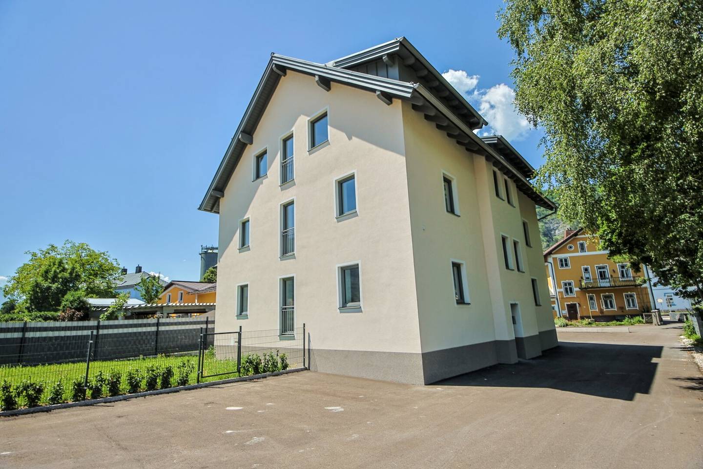 Kernsanierte Wohnung mit Einbauküche und Stellplatz in Traunsee-Nähe