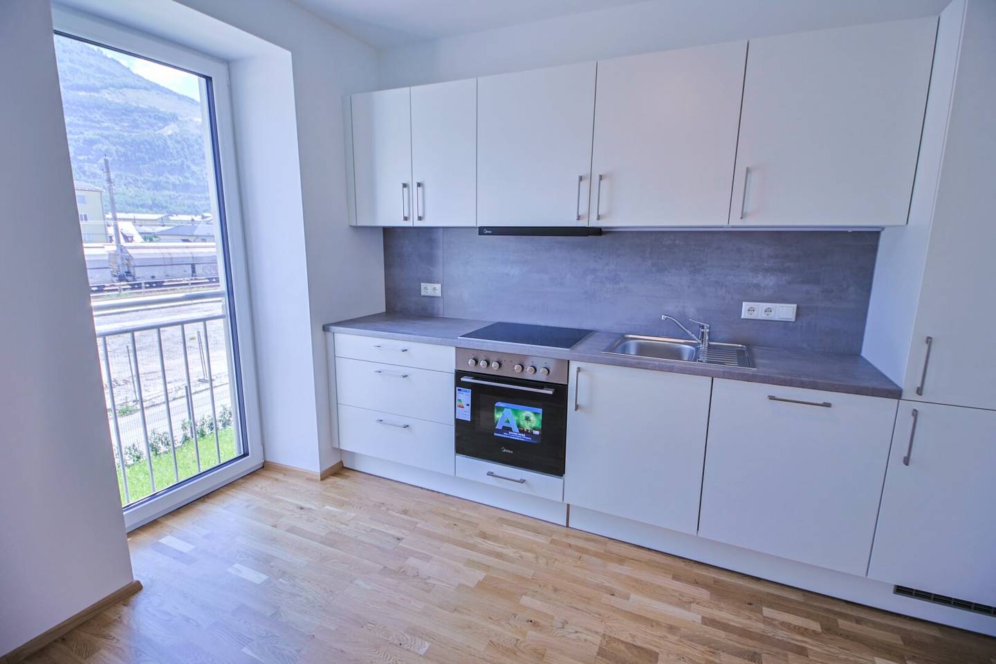 Kernsanierte Wohnung mit Einbauküche und Stellplatz in Traunsee-Nähe