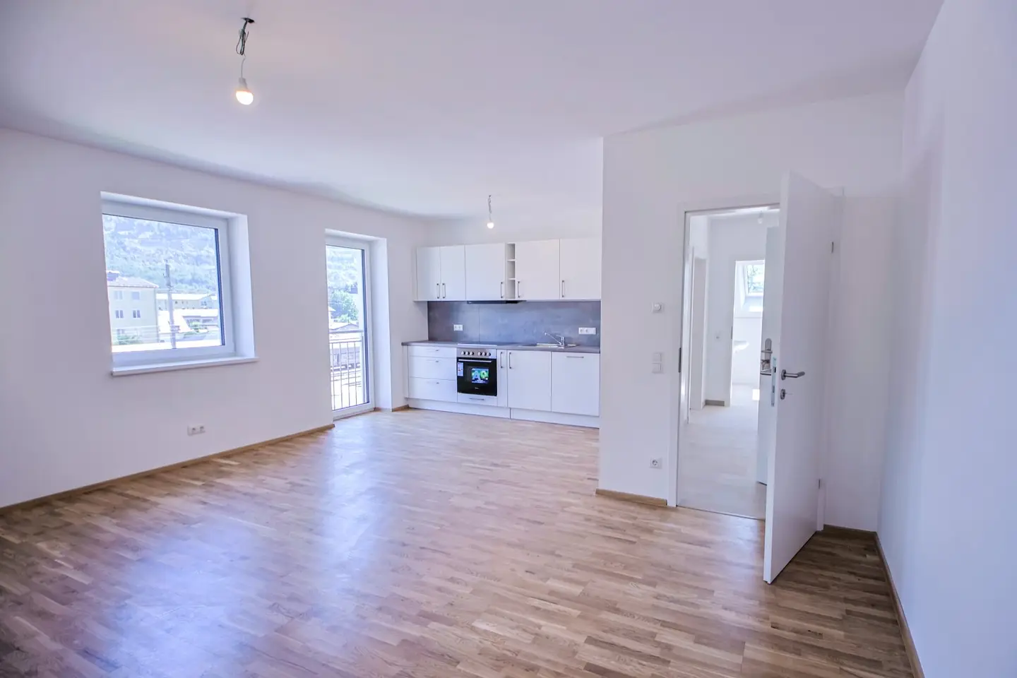 Renovated top floor apartment with parking near the station