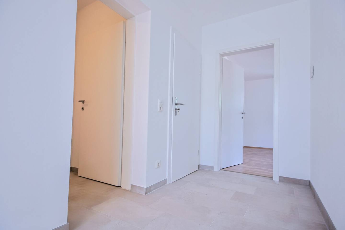 Kernsanierte Dachgeschosswohnung mit Stellplatz in Bahnhofsnähe