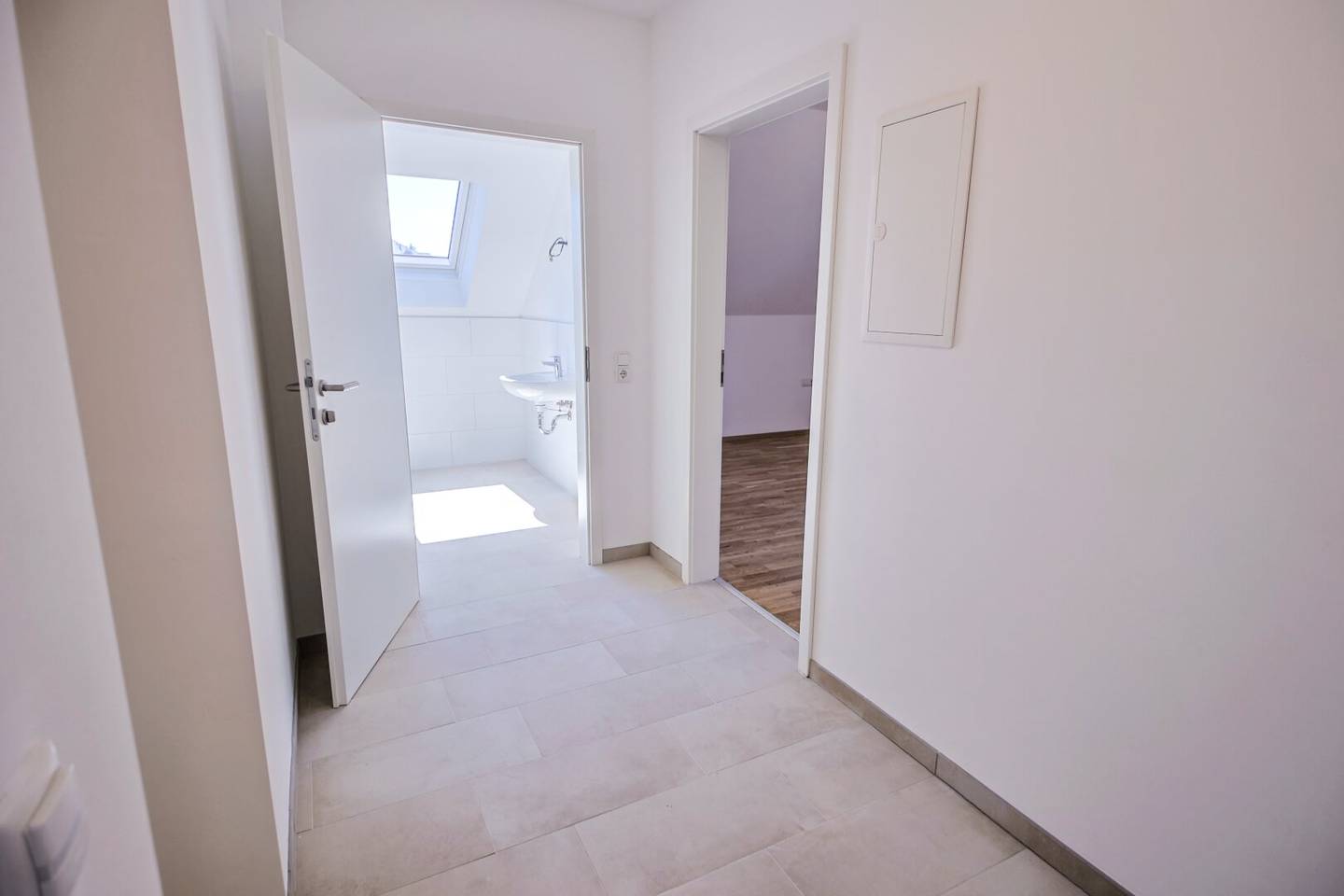 Kernsanierte Dachgeschosswohnung mit Stellplatz nahe dem Traunsee