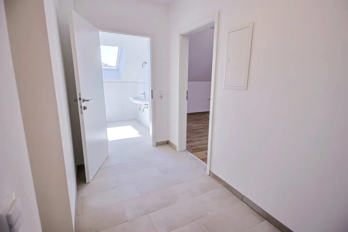 Renovated attic apartment with parking space near Lake Traun