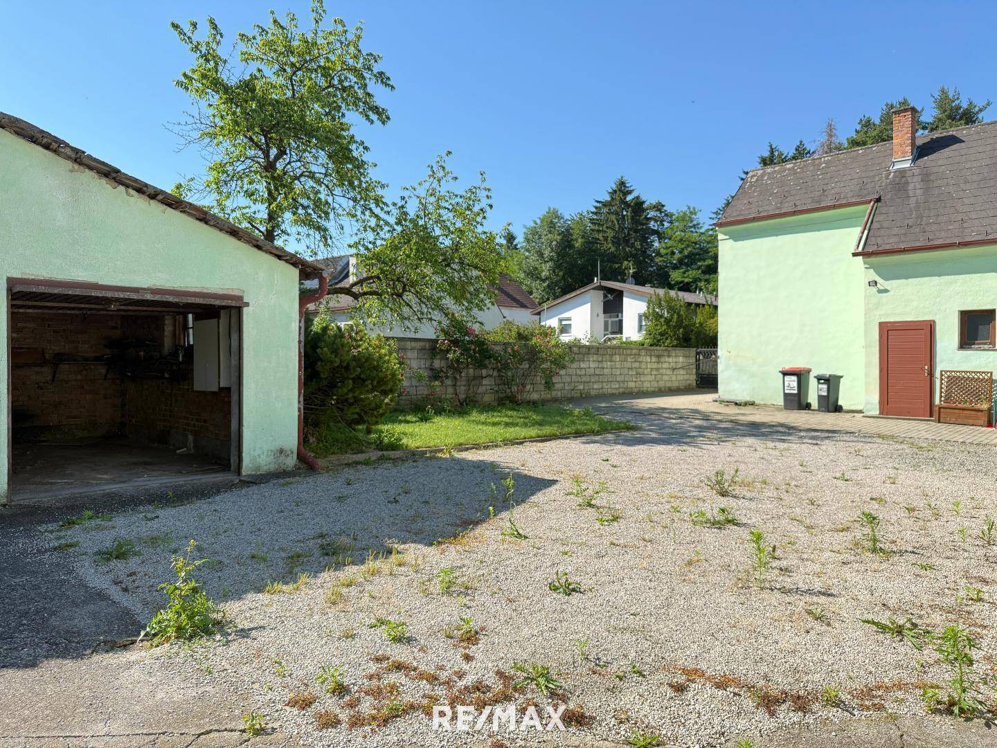 Einfamilienhaus mit Garten und Garage in sonniger Lage
