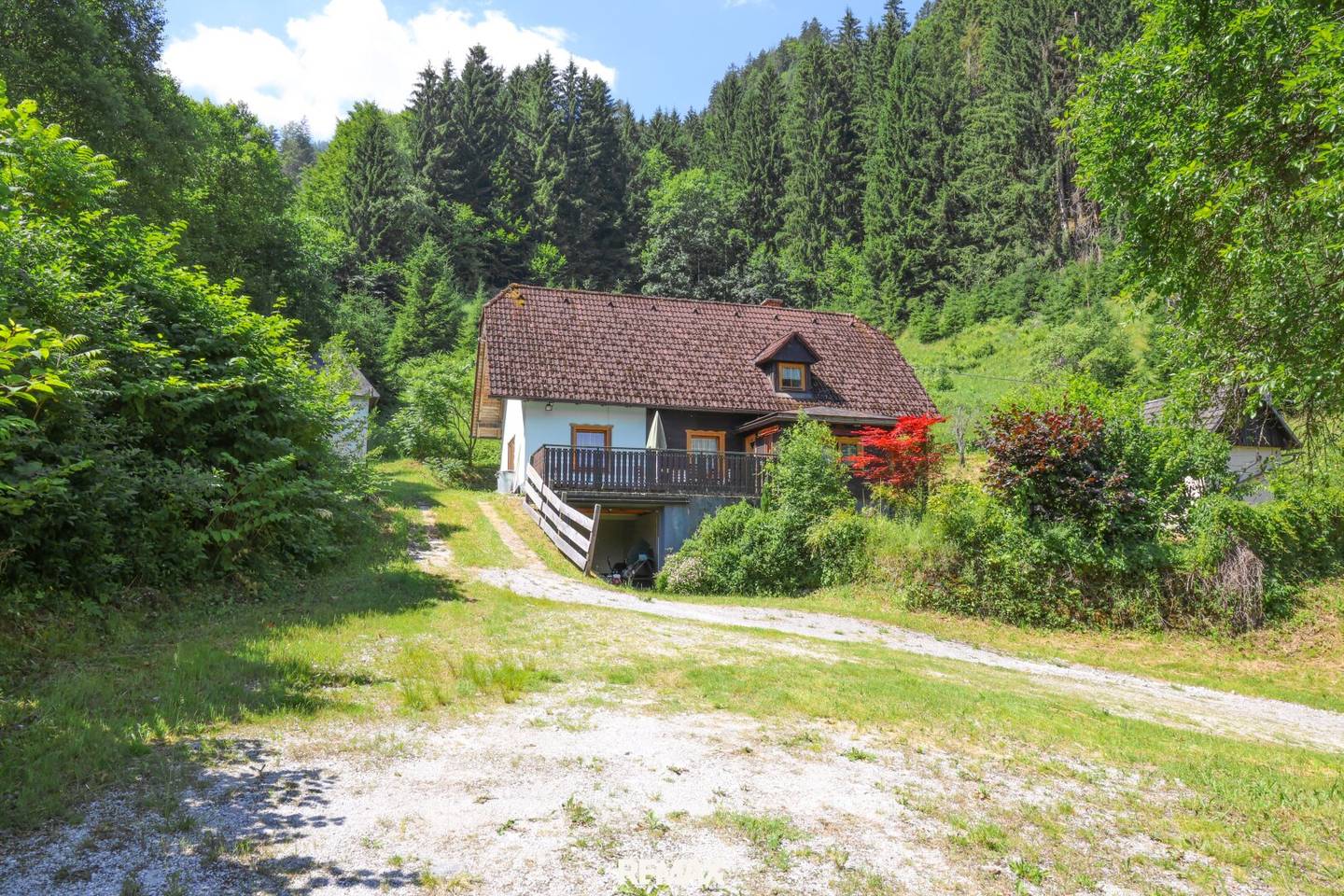 Landhaus mit Garage und Garten in Alleinlage