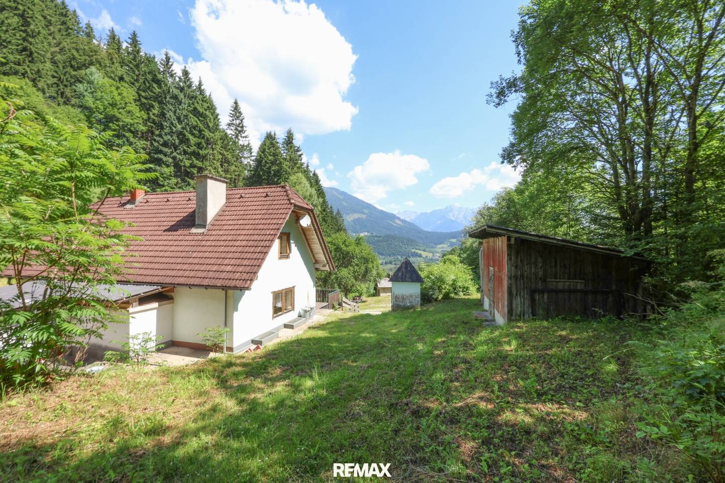 Landhaus mit Garage und Garten in Alleinlage