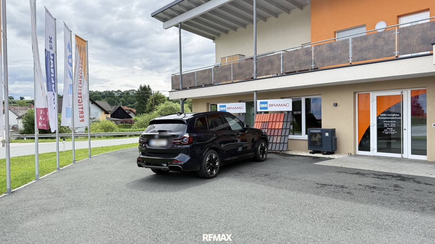 Spacious commercial premises with parking in Kemeten