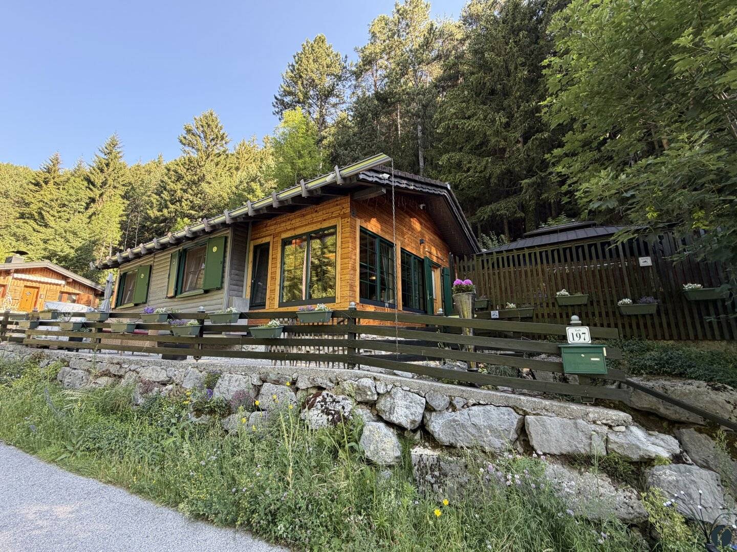 Holzhaus mit Garten und Whirlpool in ruhiger Natur