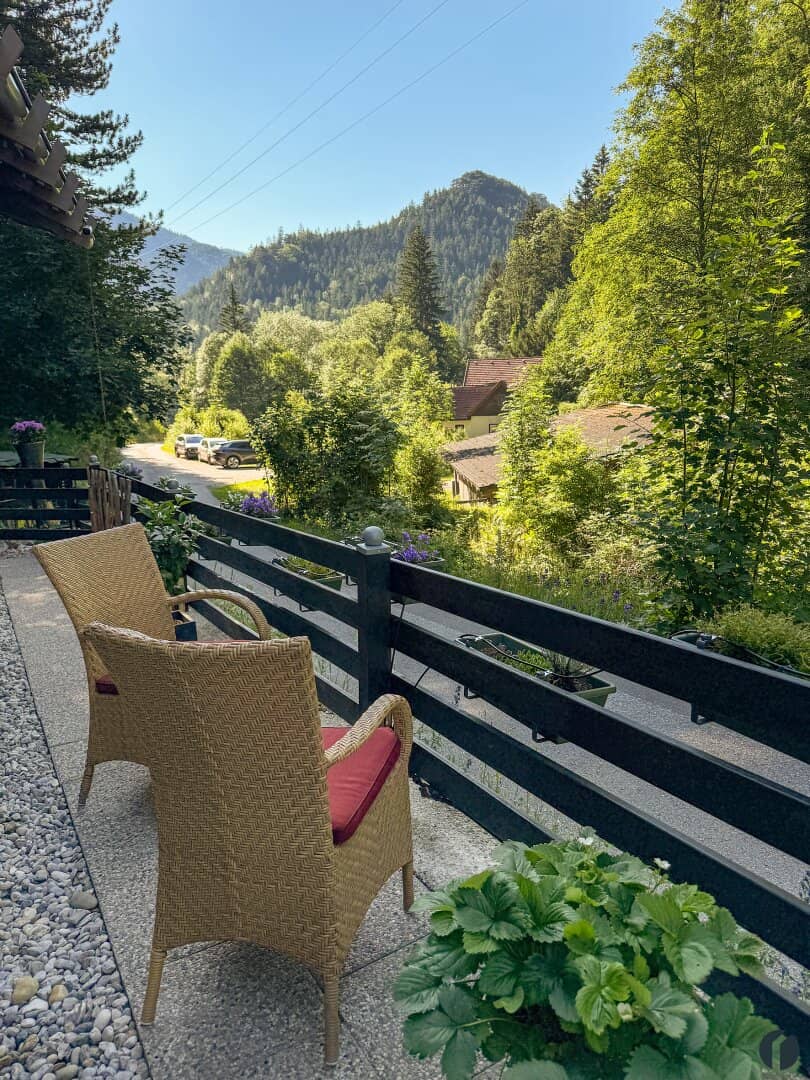 Holzhaus mit Garten und Whirlpool in ruhiger Natur