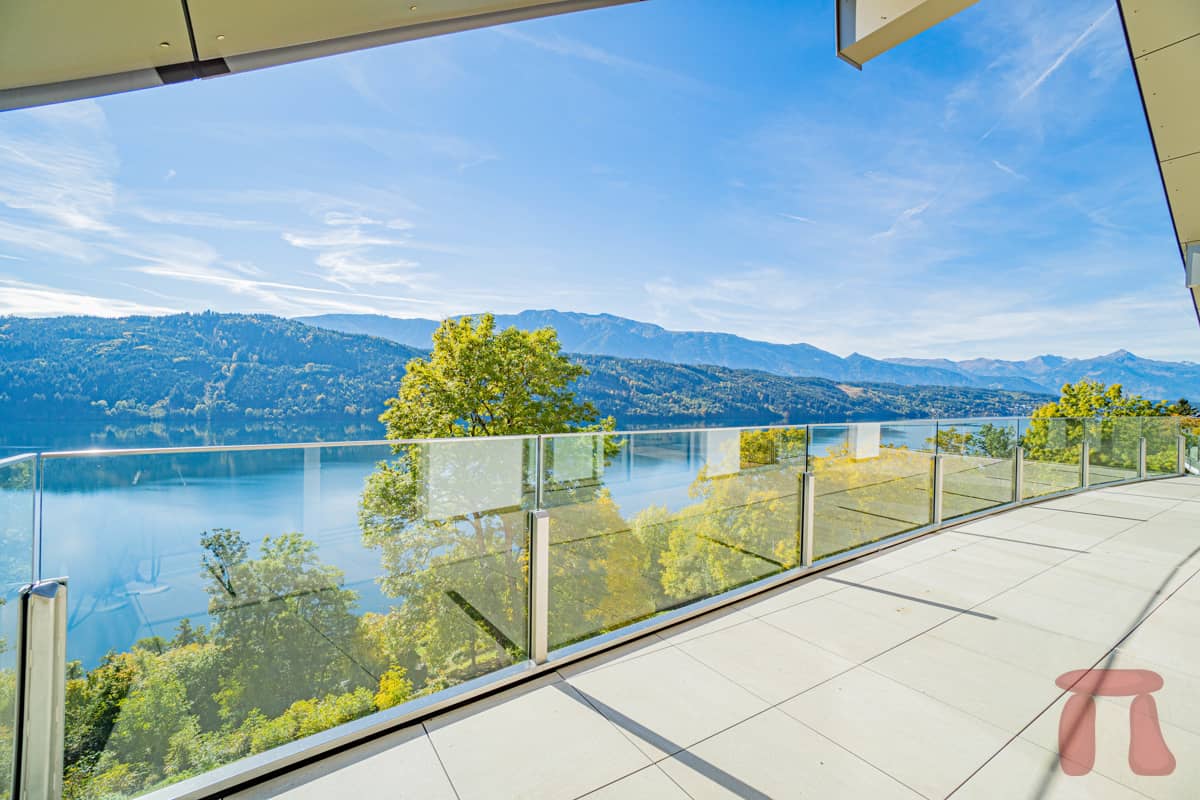 Penthouse with terrace and lake view in Millstatt