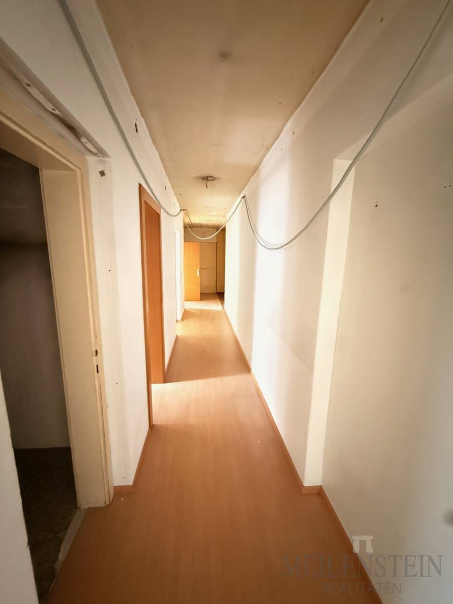 Renovation-needing 2-room apartment in Pradl with cellar storage