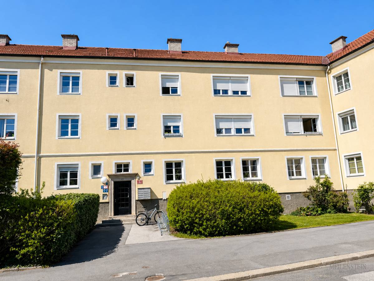 Renovation-needing 2-room apartment in Pradl with cellar storage