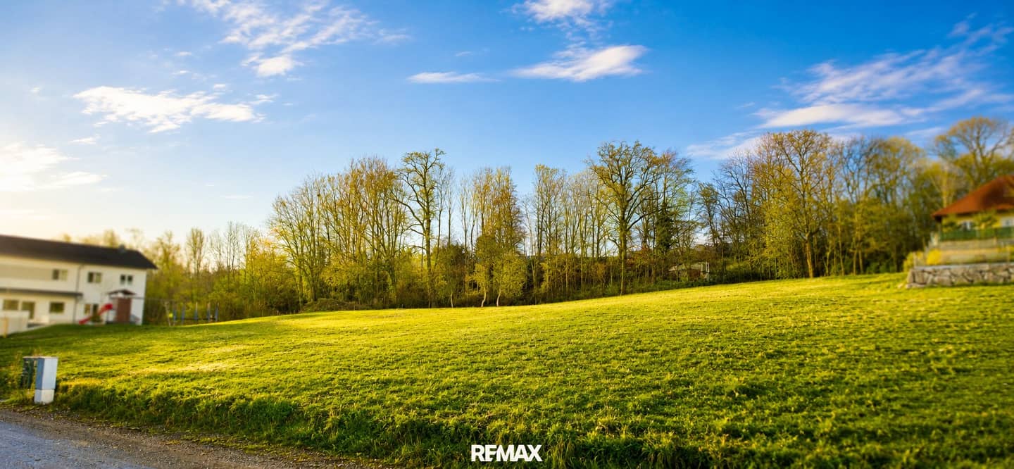 Baugrundstück mit sonnigem Hang und Fernblick