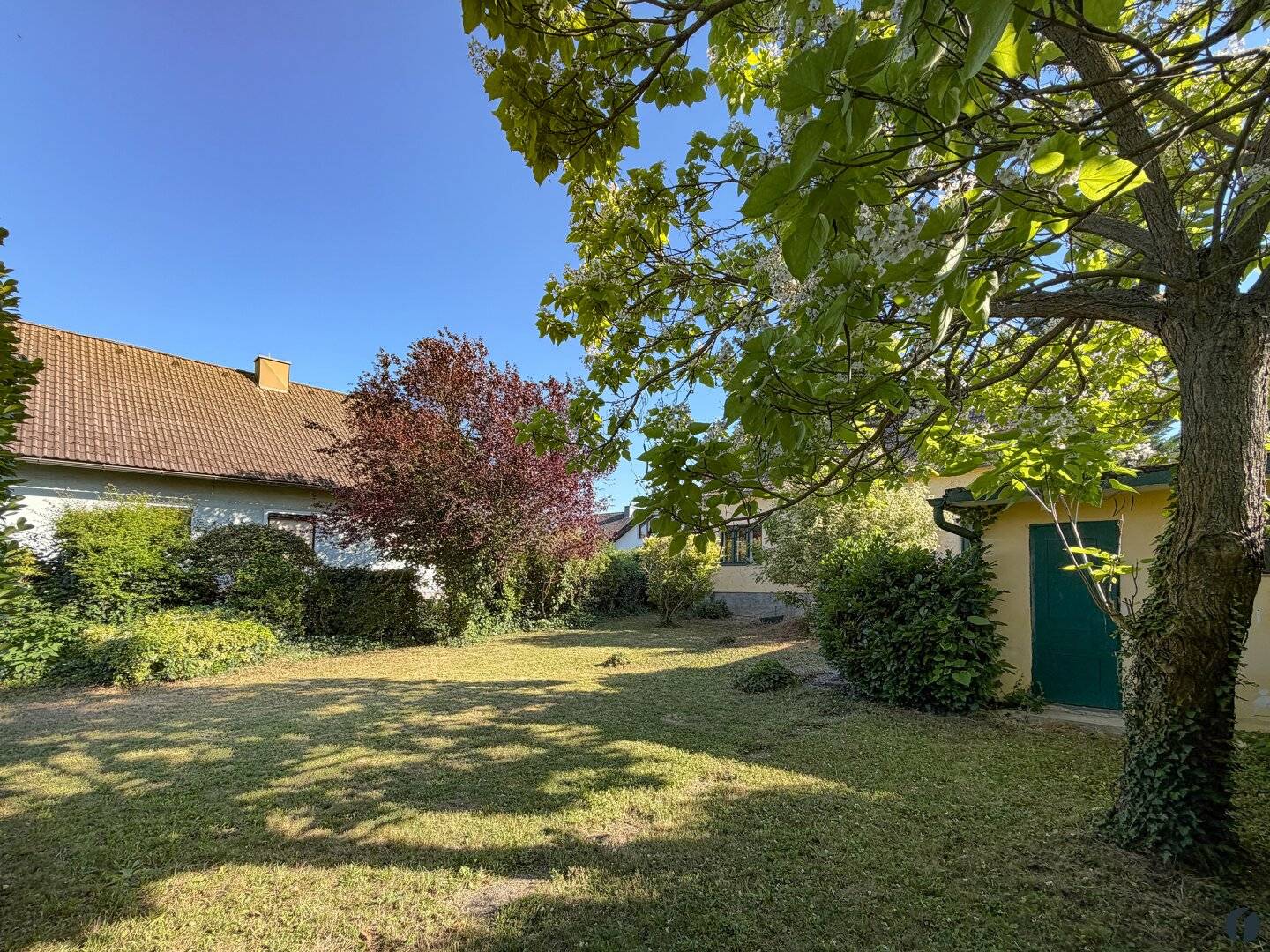 Building plot with small house and garden in Tulln