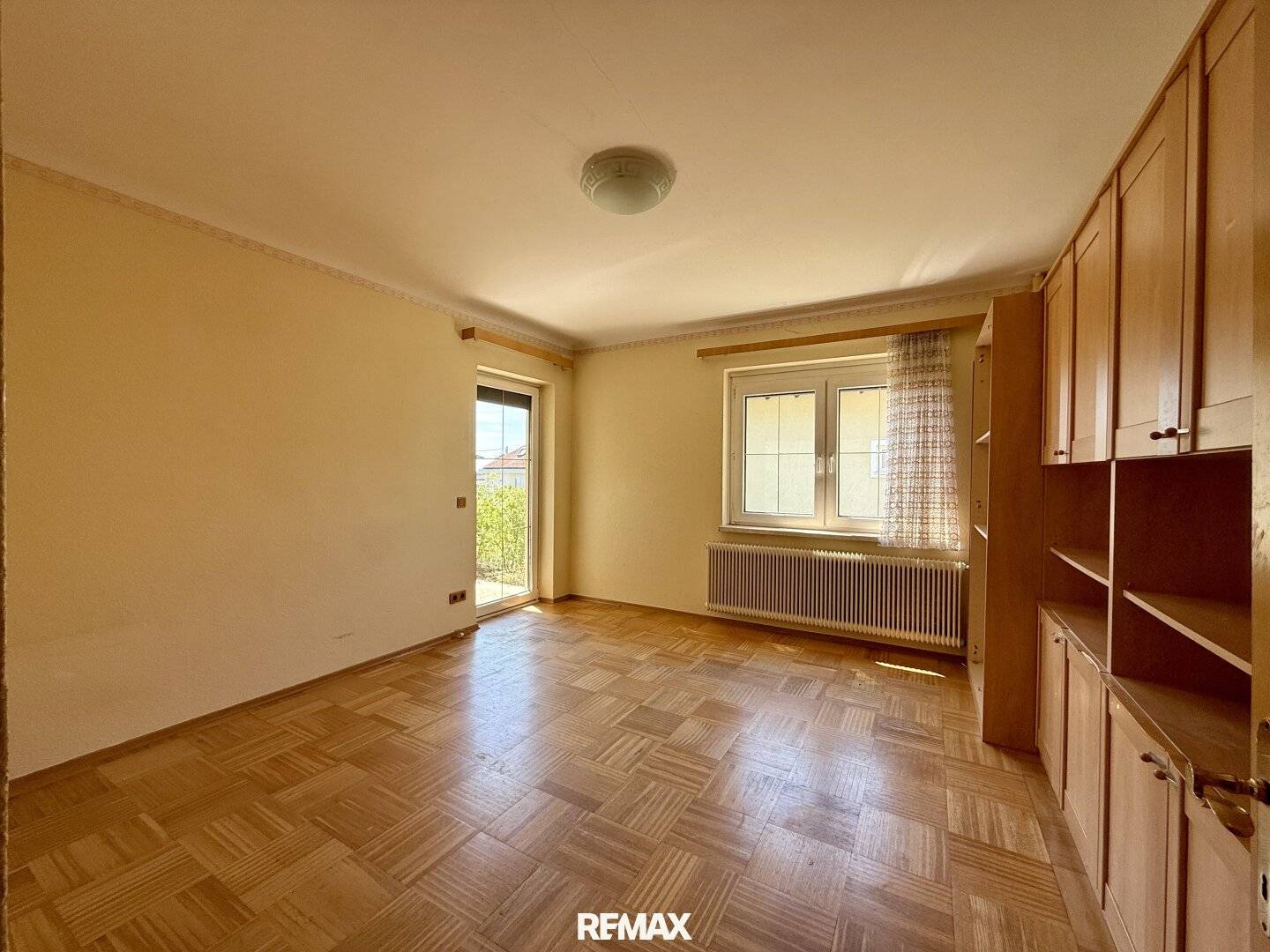 Spacious House in Prime Location with Garage and Garden
