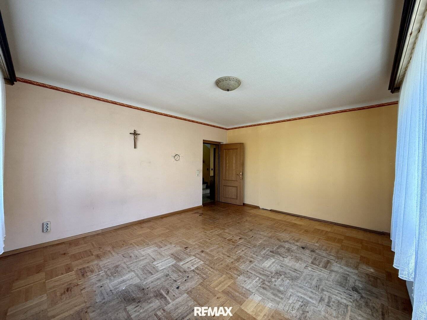 Spacious House in Prime Location with Garage and Garden