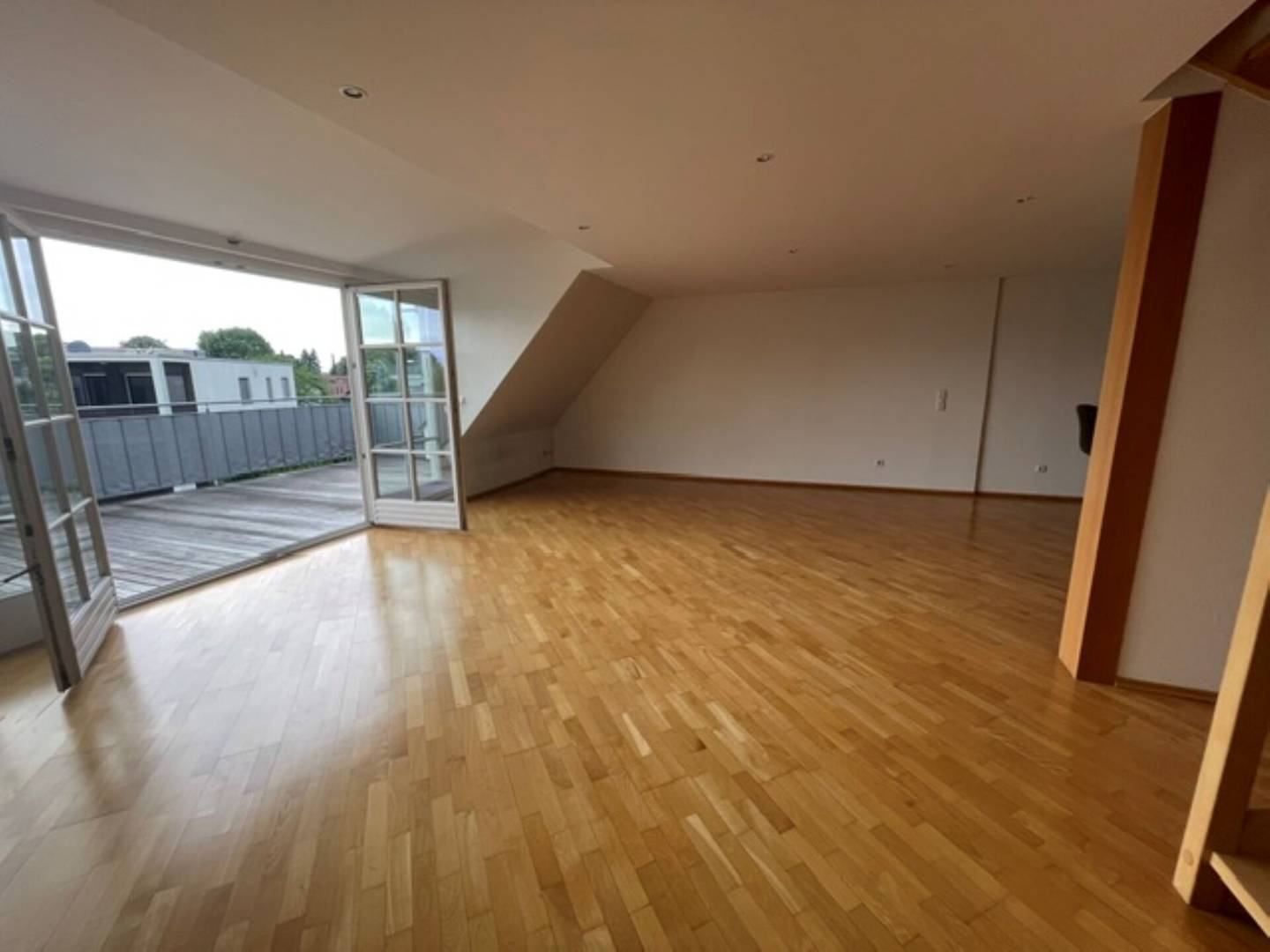 Bright maisonette apartment with south facing terrace in central location