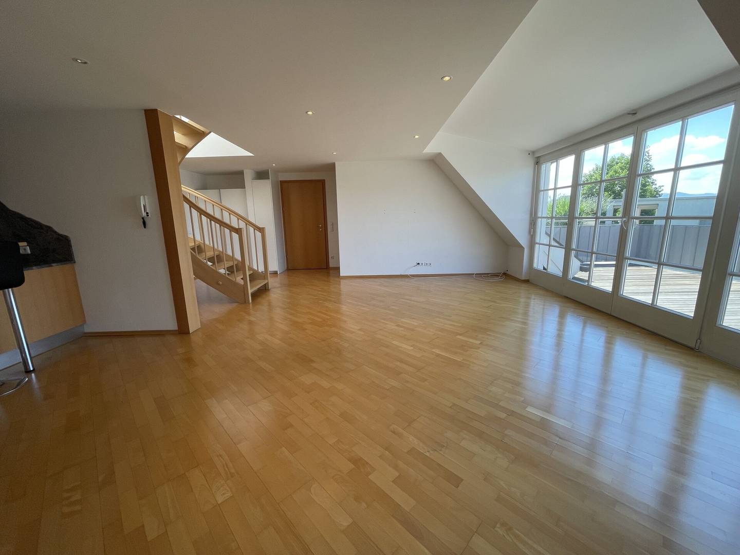 Bright maisonette apartment with south facing terrace in central location