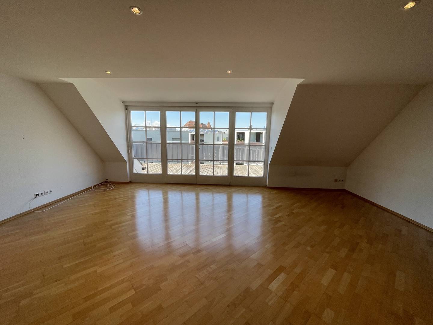 Bright maisonette apartment with south facing terrace in central location
