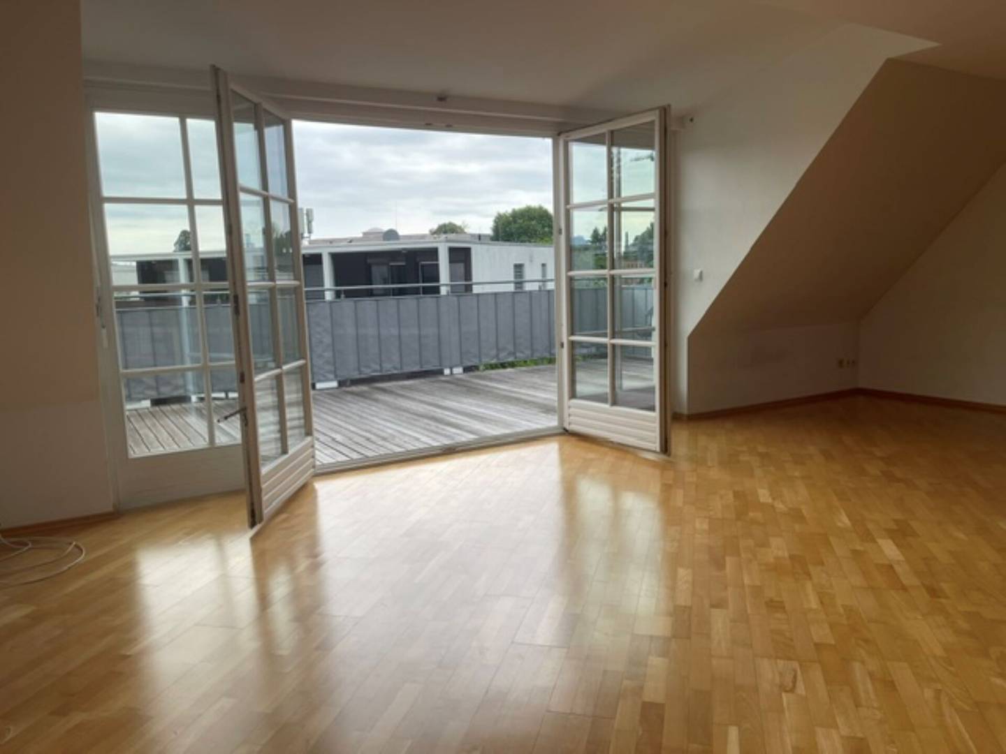 Bright maisonette apartment with south facing terrace in central location