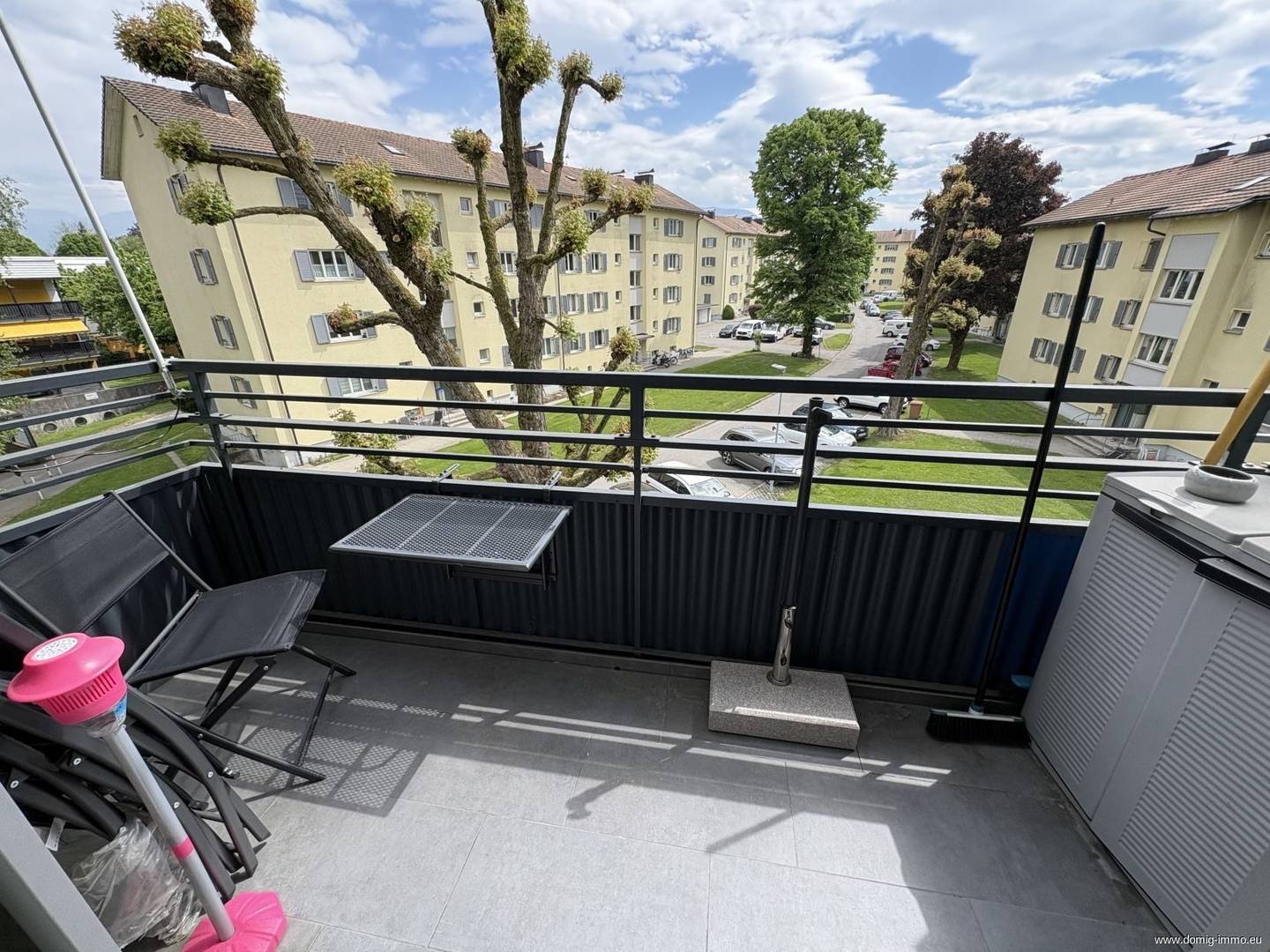 Modernized 4 room apartment with balcony in sunny location