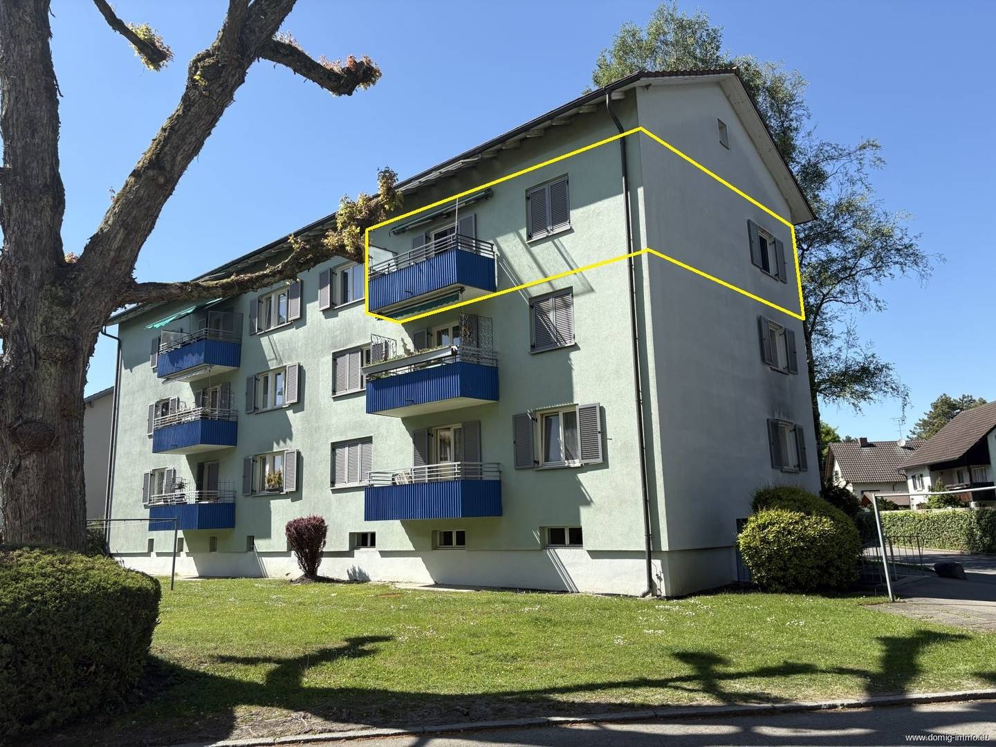 Modernized 4 room apartment with balcony in sunny location