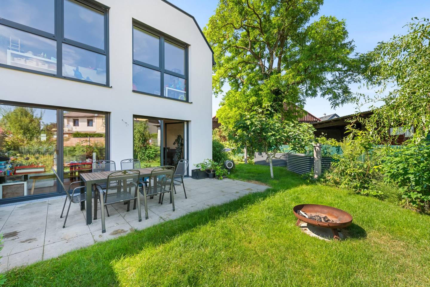 Familienfreundliches Eckhaus mit Garten Balkon und Terrasse
