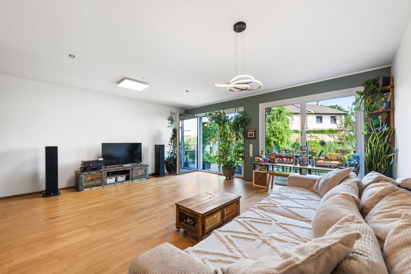 Familienfreundliches Eckhaus mit Garten Balkon und Terrasse