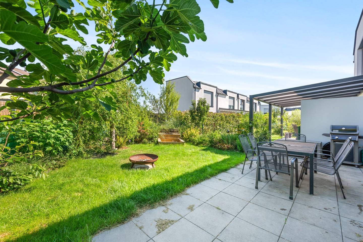Familienfreundliches Eckhaus mit Garten Balkon und Terrasse