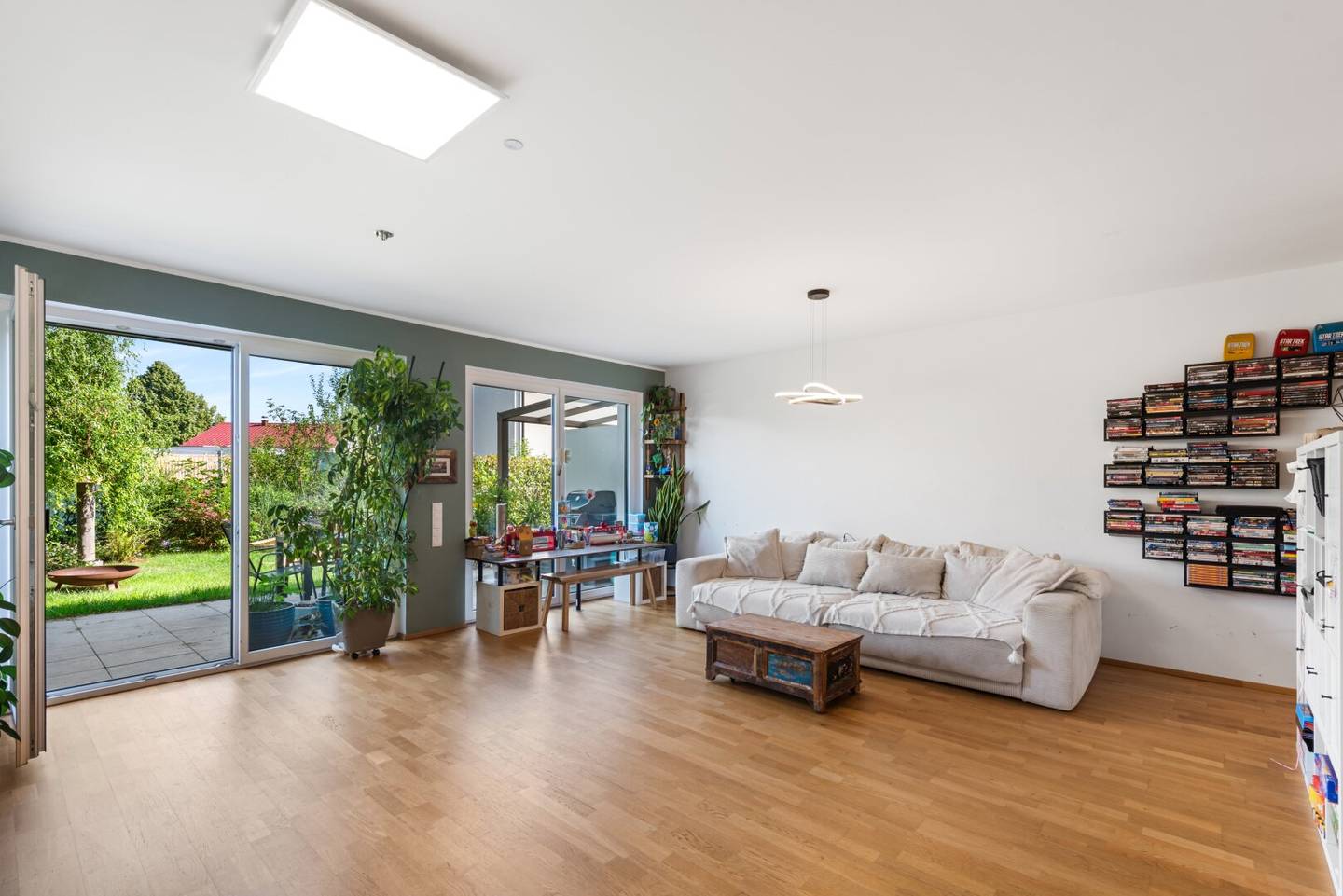Familienfreundliches Eckhaus mit Garten Balkon und Terrasse