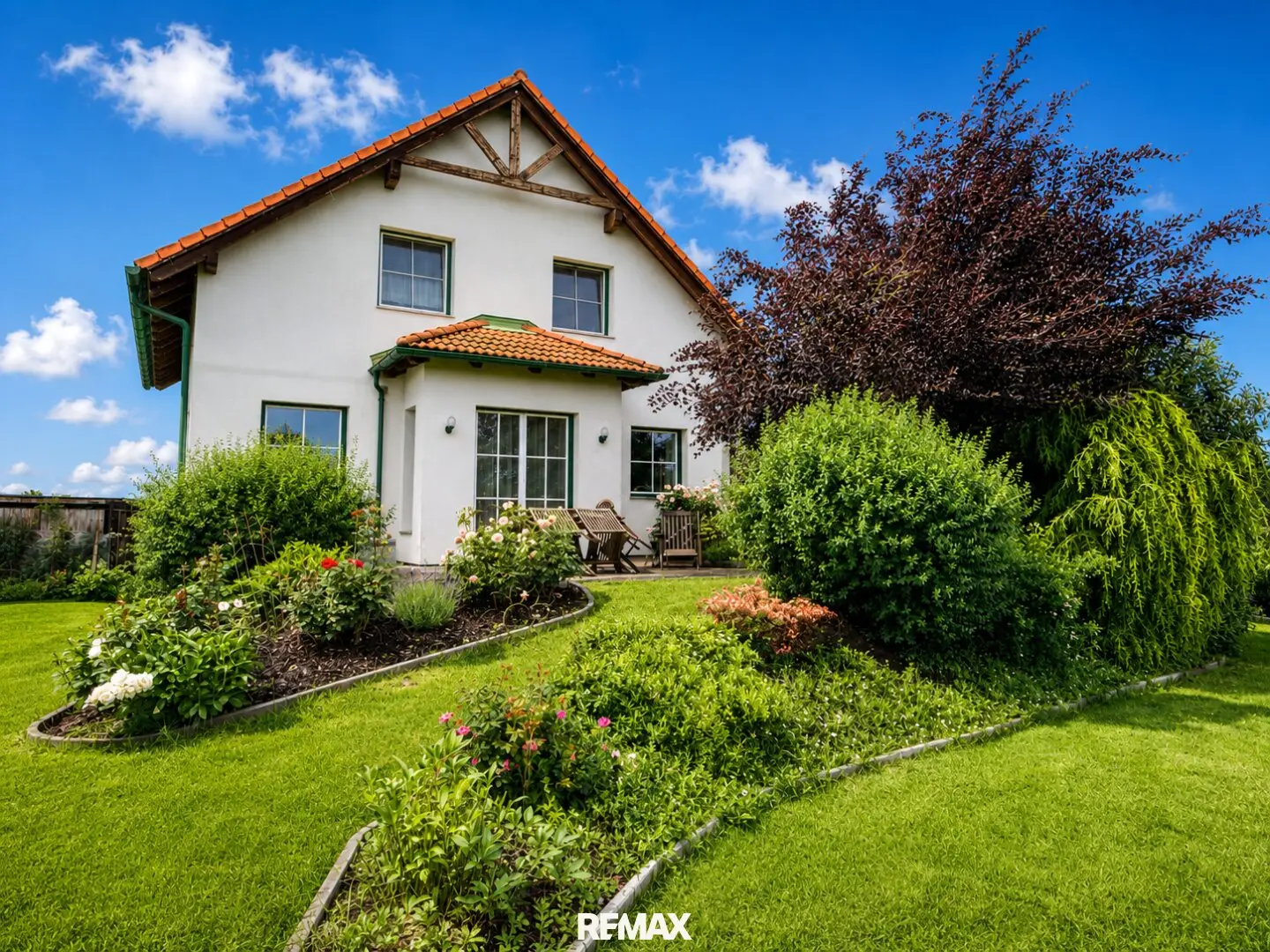 Einfamilienhaus mit Pool und Terrasse in ruhiger Lage