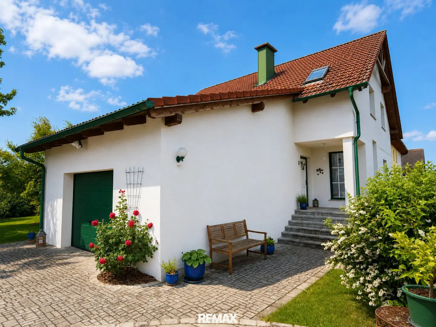 Einfamilienhaus mit Pool und Terrasse in ruhiger Lage