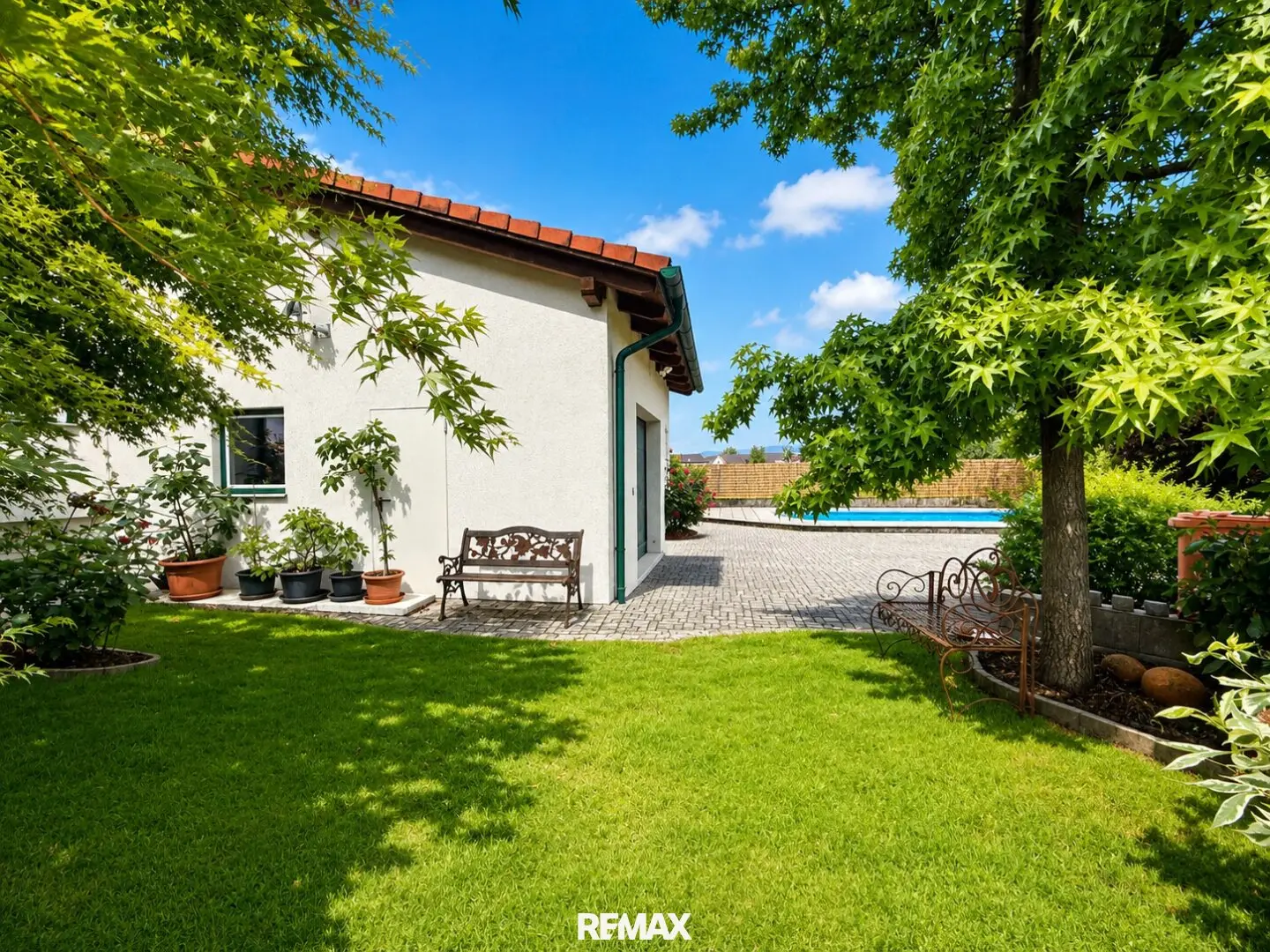 Einfamilienhaus mit Pool und Terrasse in ruhiger Lage