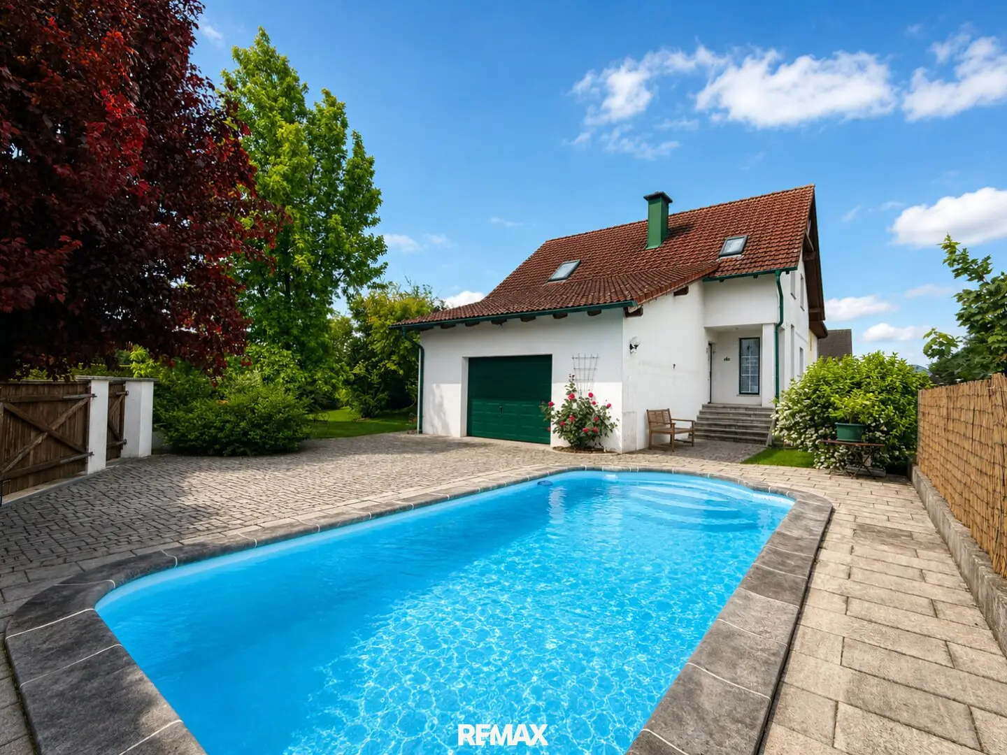 Einfamilienhaus mit Pool und Terrasse in ruhiger Lage