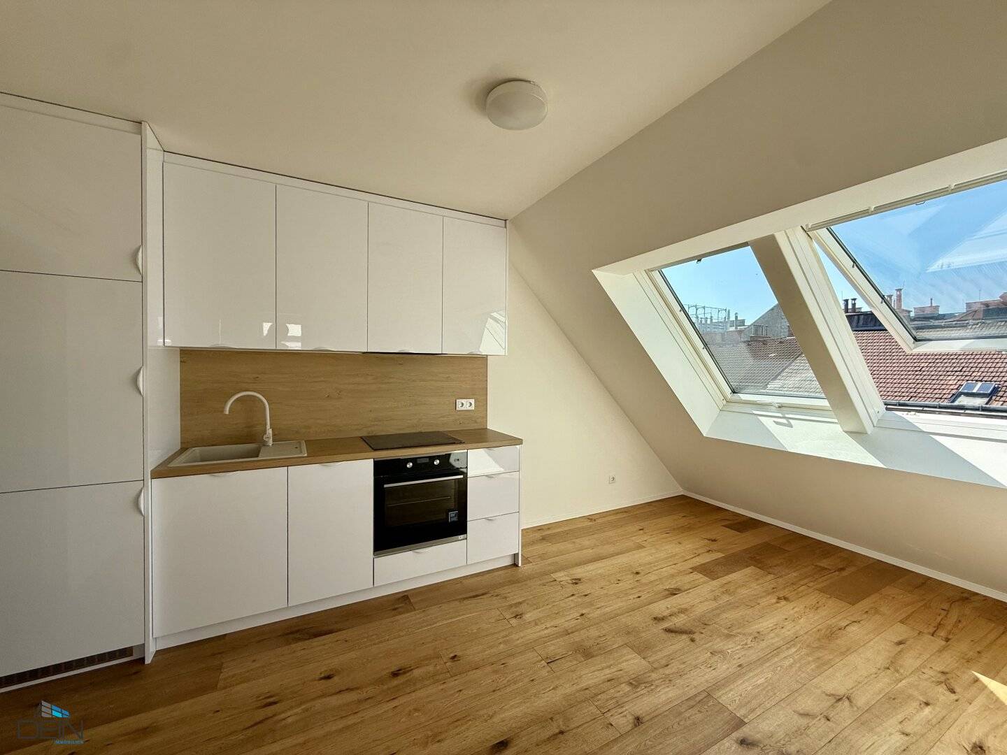 INVESTOR OR OWNER OCCUPIER! BRIGHT 2 ROOM ATTIC APARTMENT OPPOSITE U6 BURGGASSE/STADTHALLE