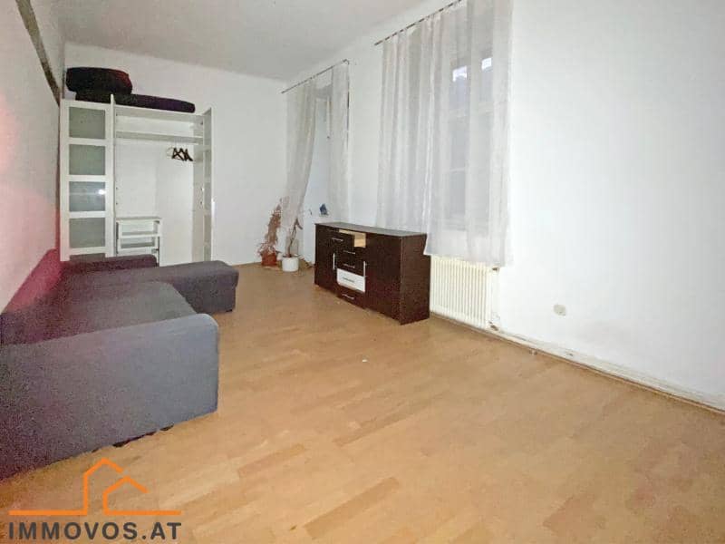 Sanierungsbedürftige Altbauwohnung mit Ost West Ausrichtung