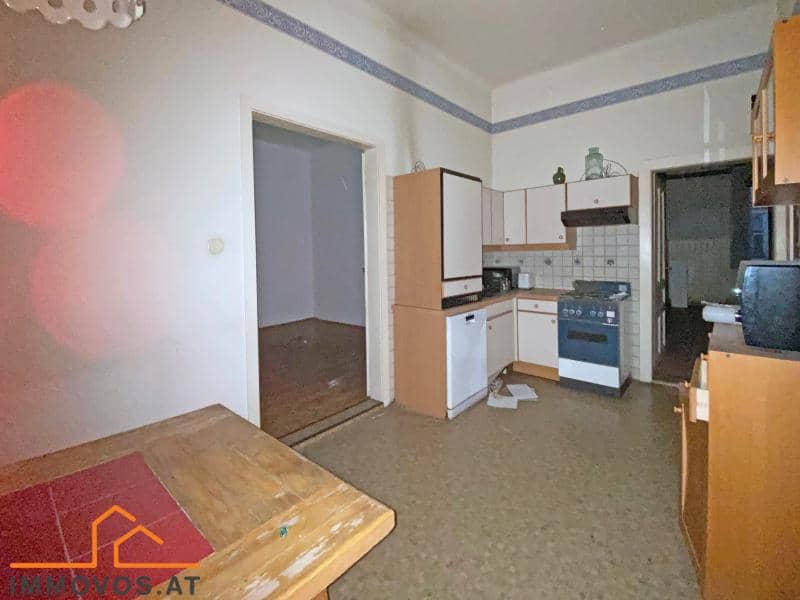 Sanierungsbedürftige Altbauwohnung mit Ost West Ausrichtung