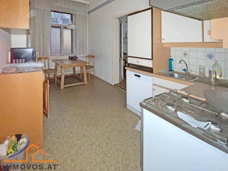 Sanierungsbedürftige Altbauwohnung mit Ost West Ausrichtung