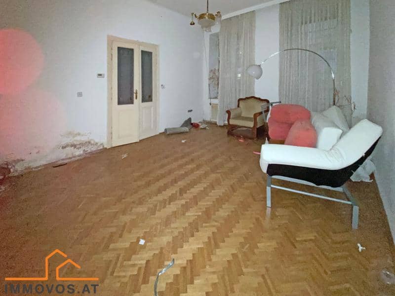 Sanierungsbedürftige Altbauwohnung mit Ost West Ausrichtung