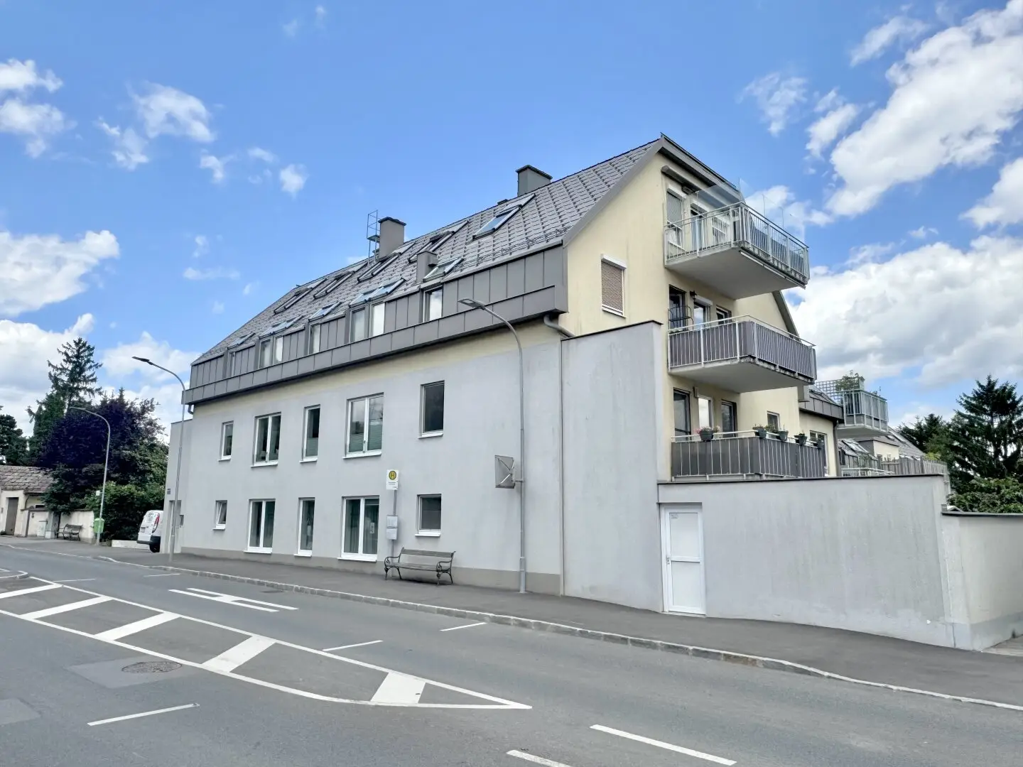Maisonette with terraced house character | Private garden, terrace, balcony & underground parking | Near Bahnhof Unterkritzendorf