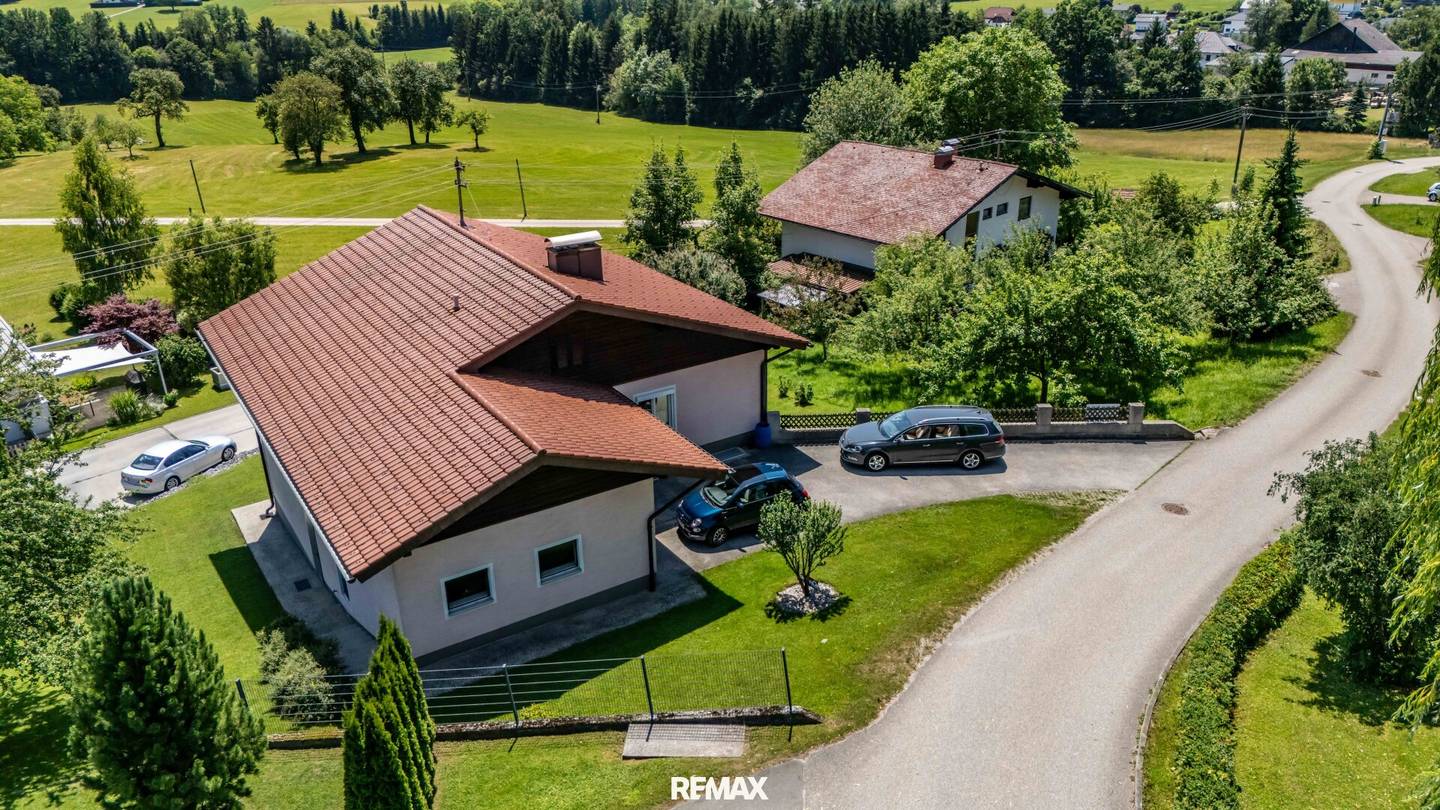 Einfamilienhaus mit Terrasse und Garage in sonniger Lage am Attersee