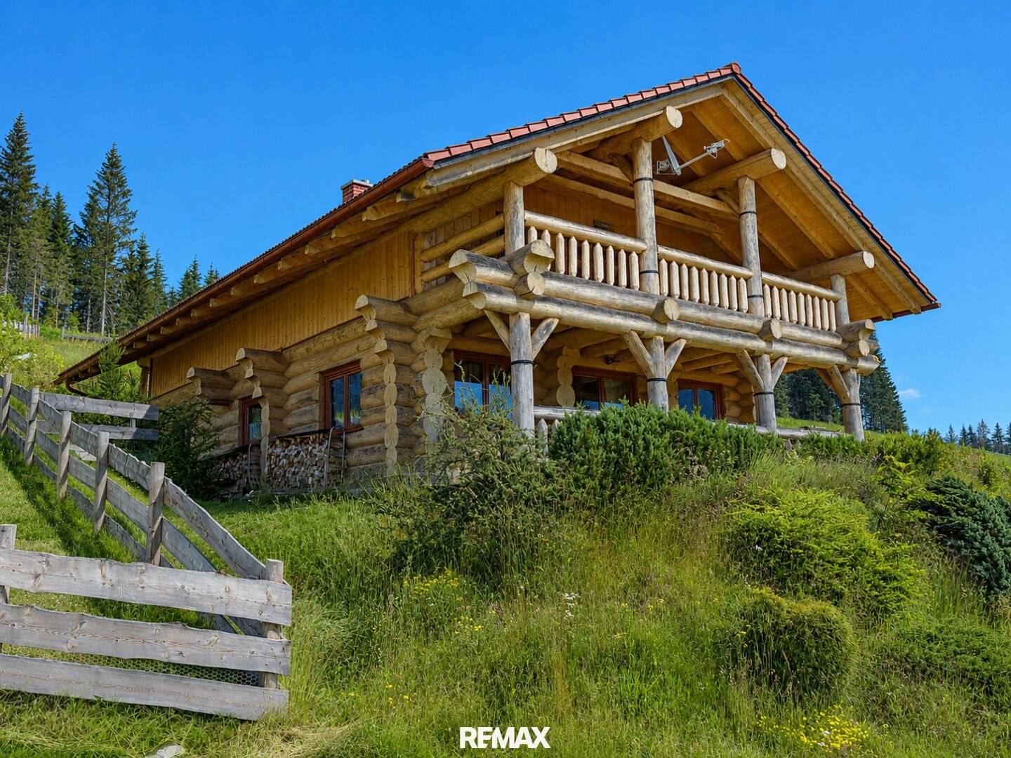 Log house with balcony and veranda in Alpl