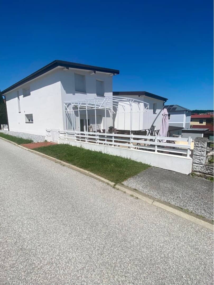 Family home with pool and double garage in quiet location