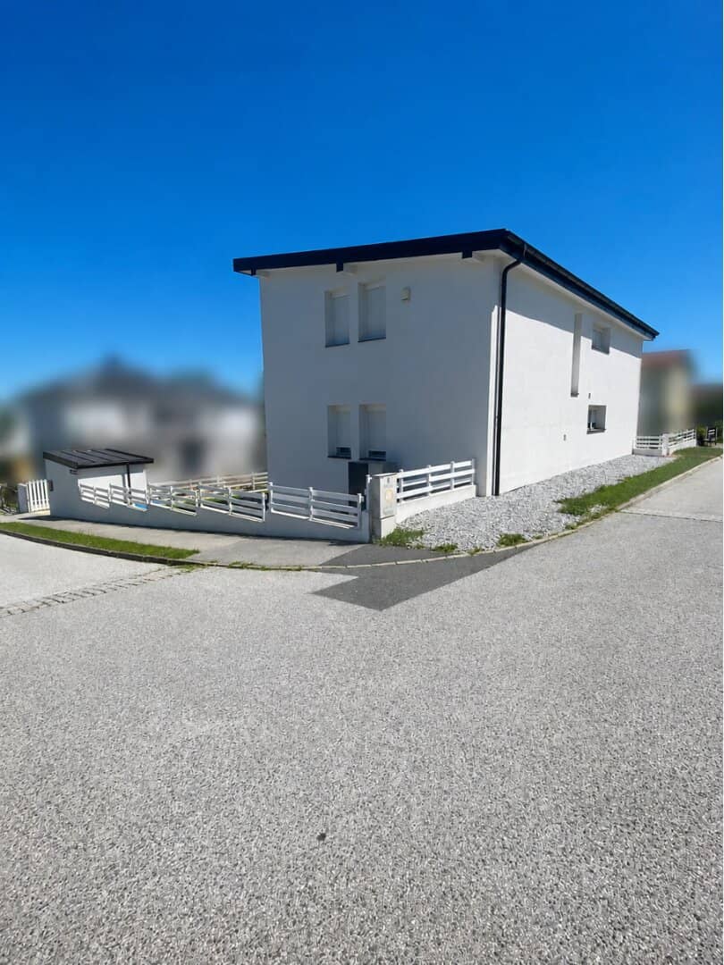 Family home with pool and double garage in quiet location