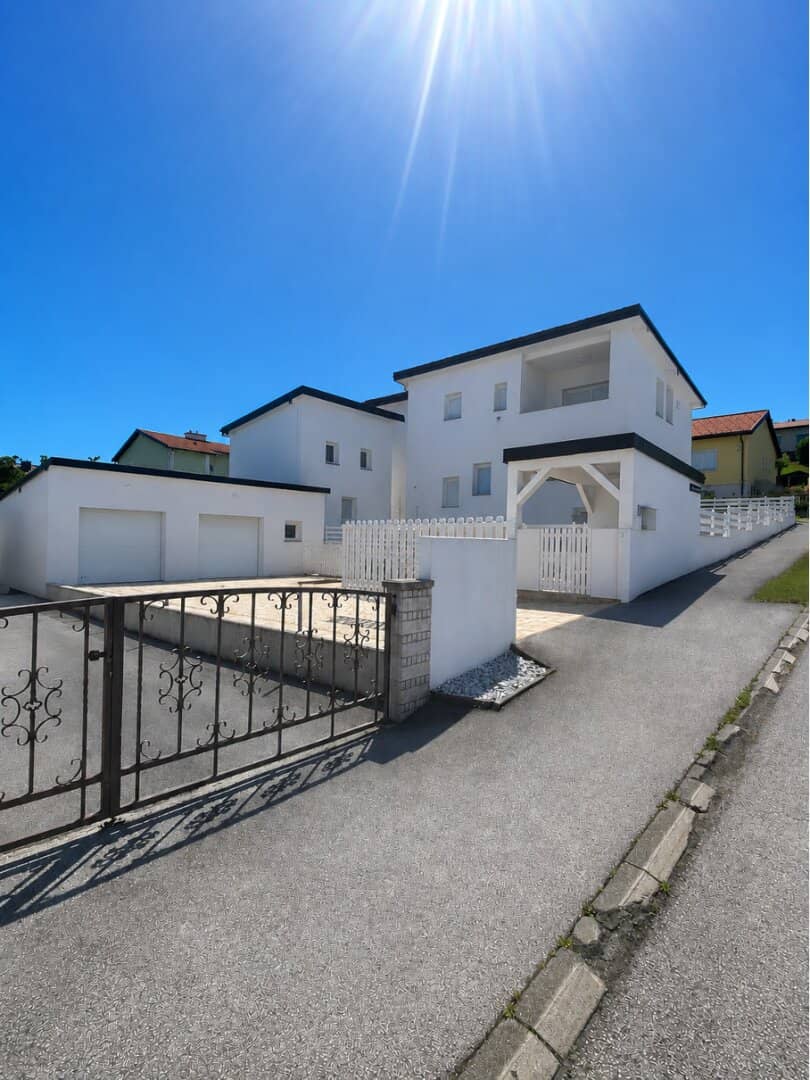 Family home with pool and double garage in quiet location