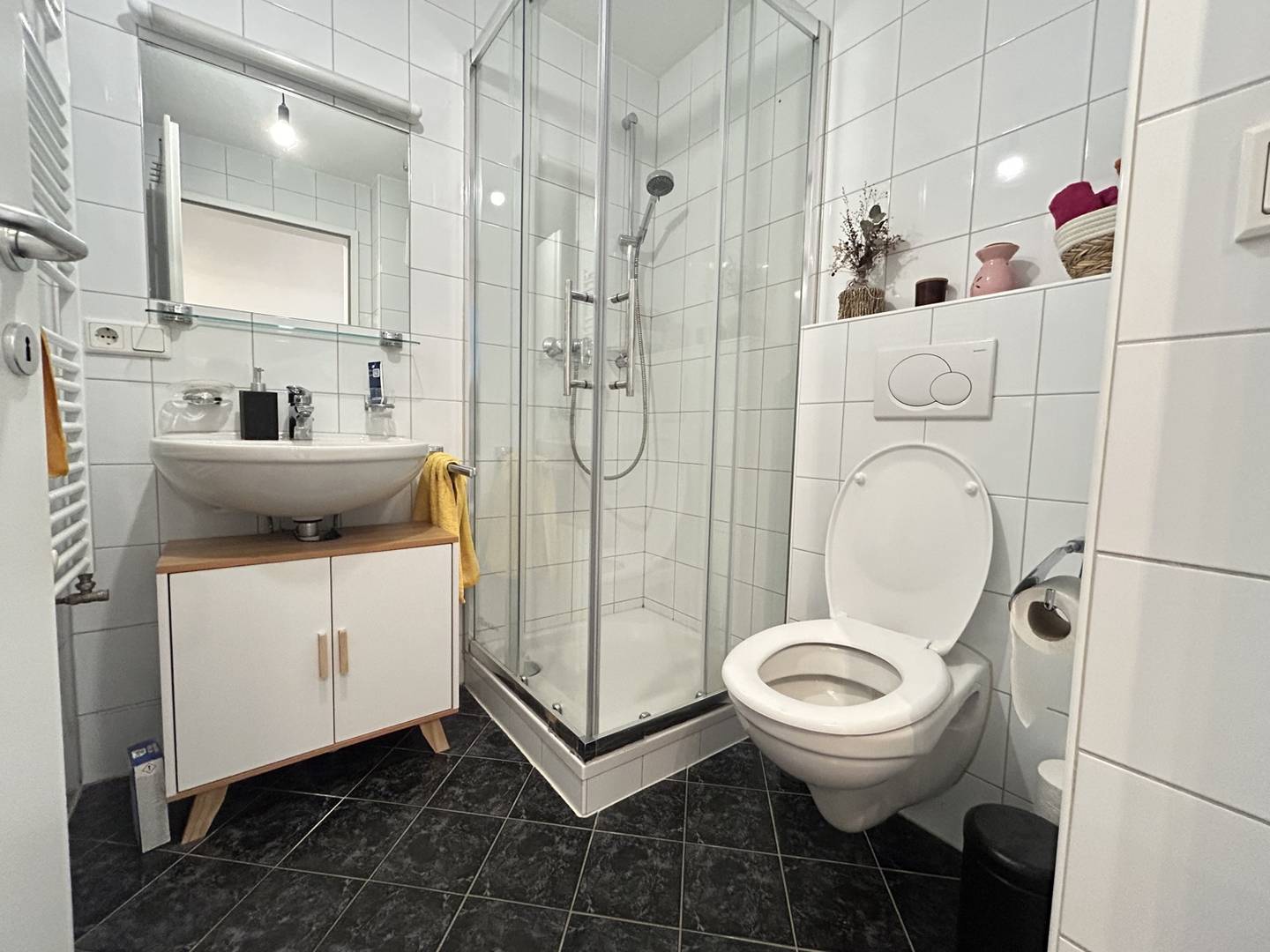 Bright 2 Room Apartment with Fitted Kitchen and Cellar Storage