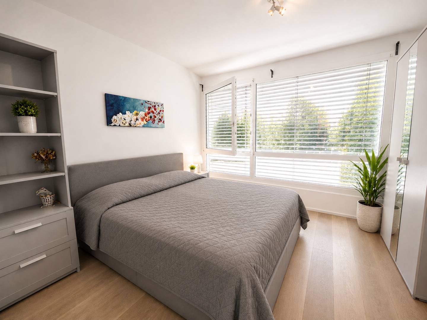 Bright 2 Room Apartment with Fitted Kitchen and Cellar Storage