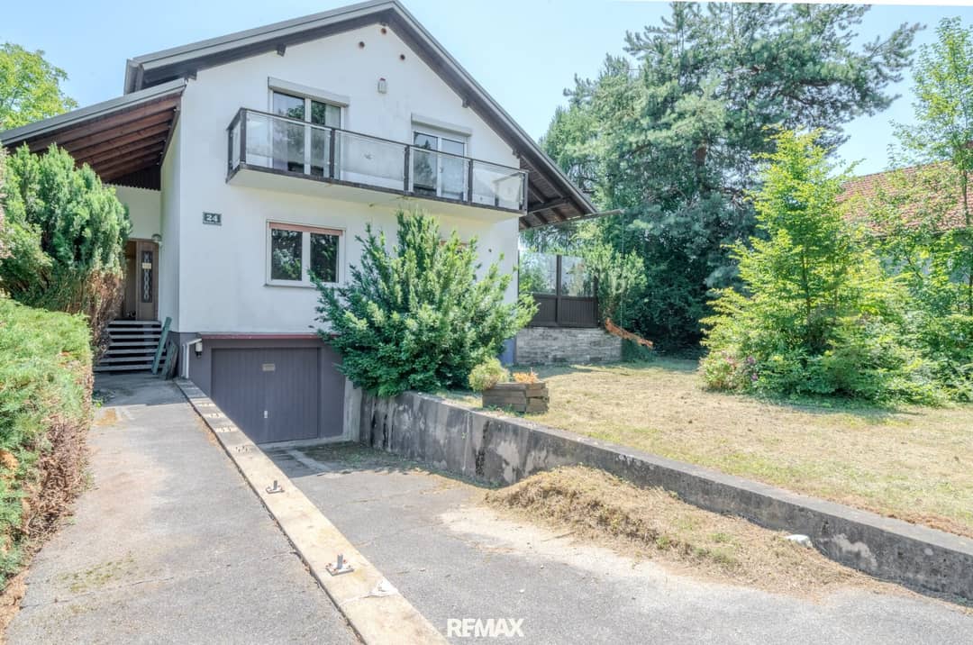Einfamilienhaus mit Terrasse und Balkon auf sonnigem Grundstück
