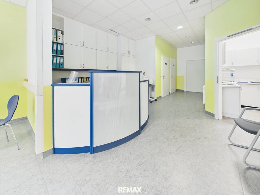 Büro oder Praxisfläche mit 8 Zimmern im Erdgeschoss