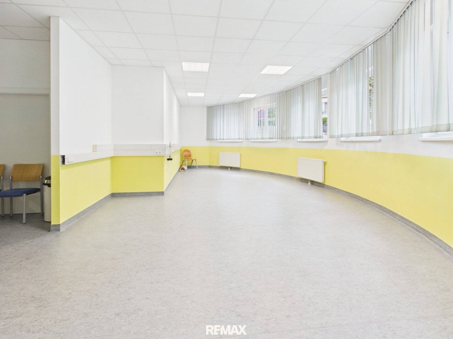 Office or practice space with 8 rooms on the ground floor
