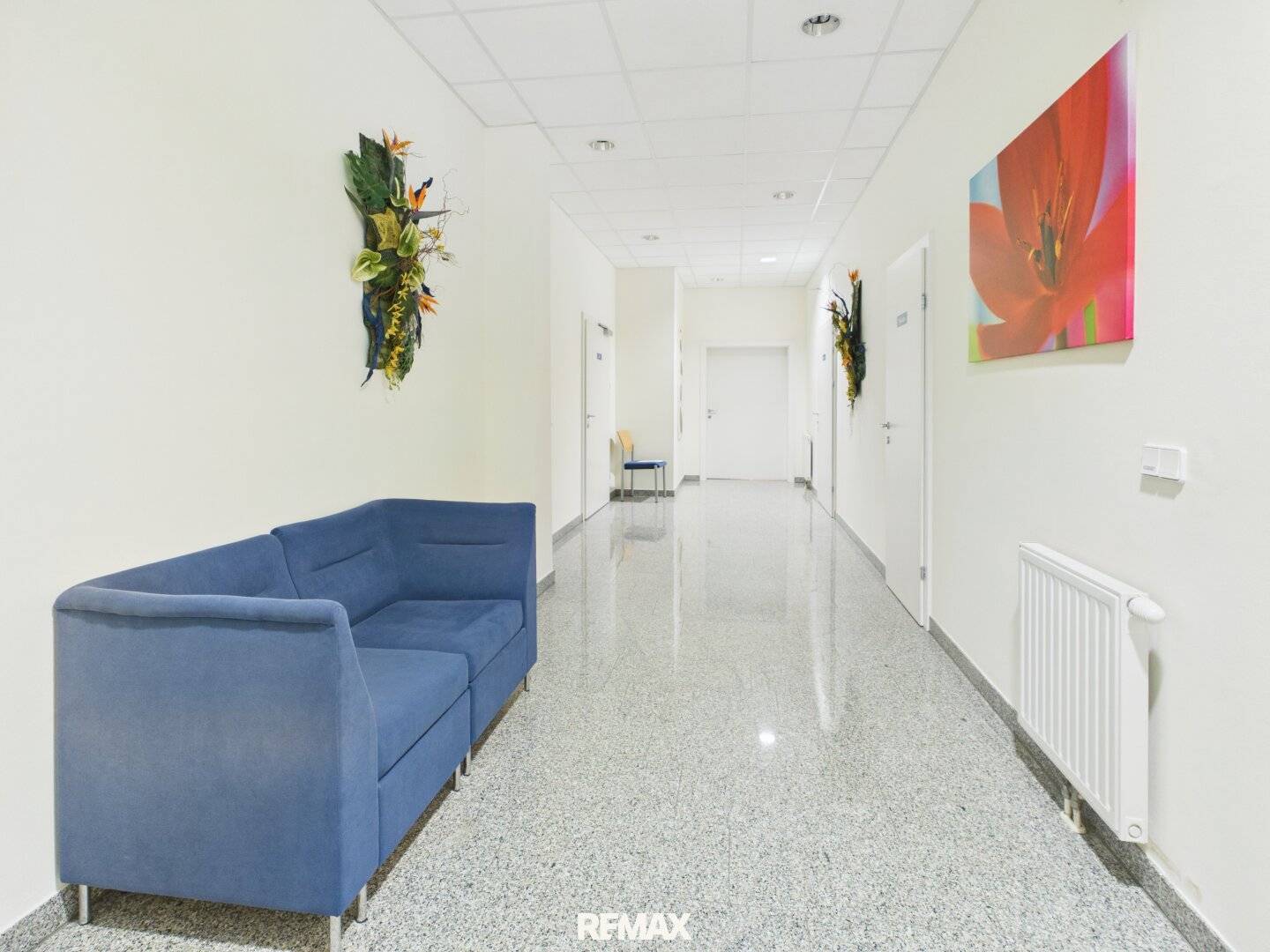 Office or practice space with 8 rooms on the ground floor